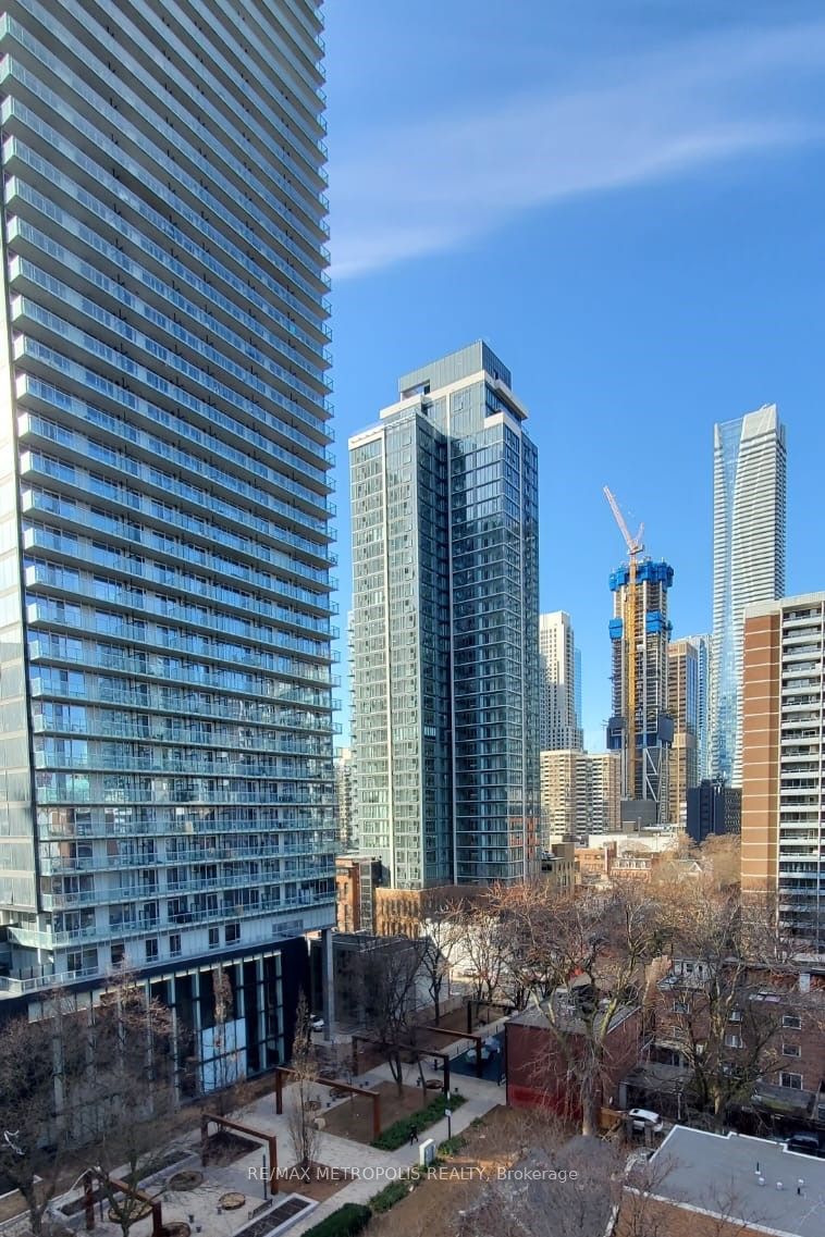 17 Dundonald St, #903