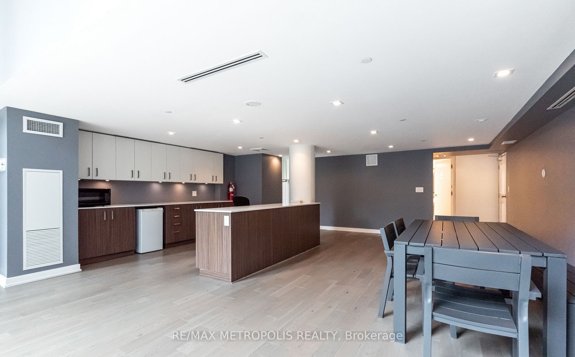 17 Dundonald St, #903