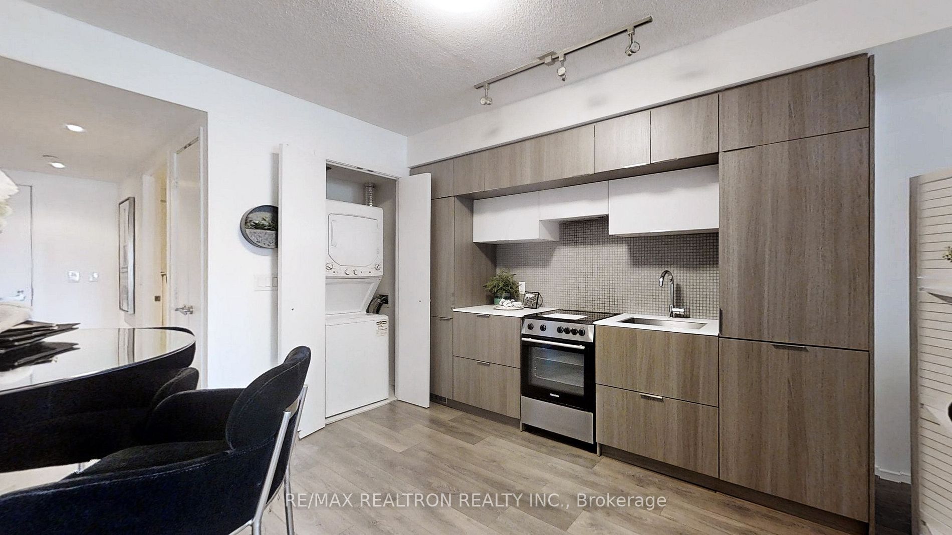 159 Dundas St E, #602