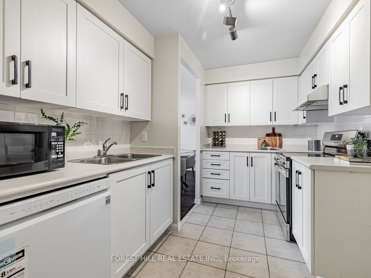 398 Eglinton Ave E, #706