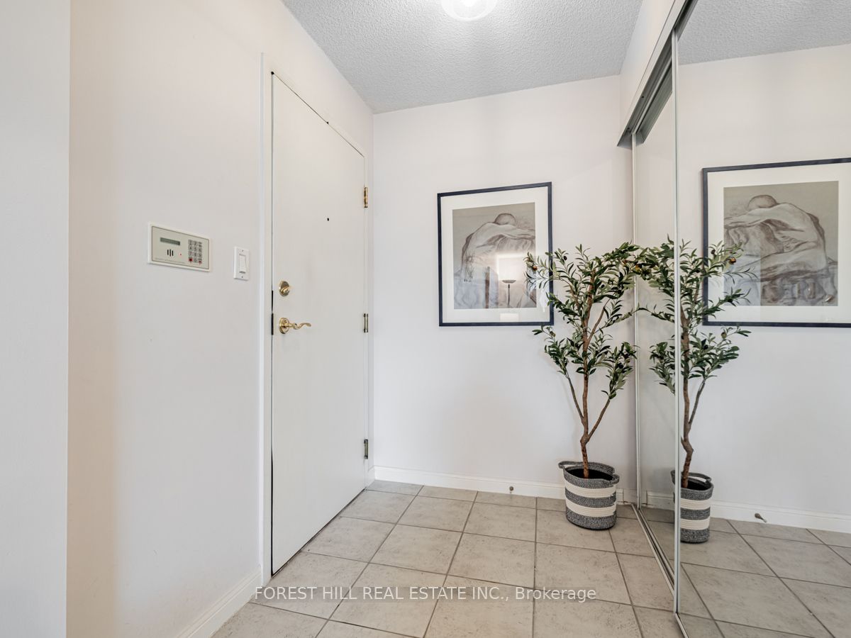 398 Eglinton Ave E, #706