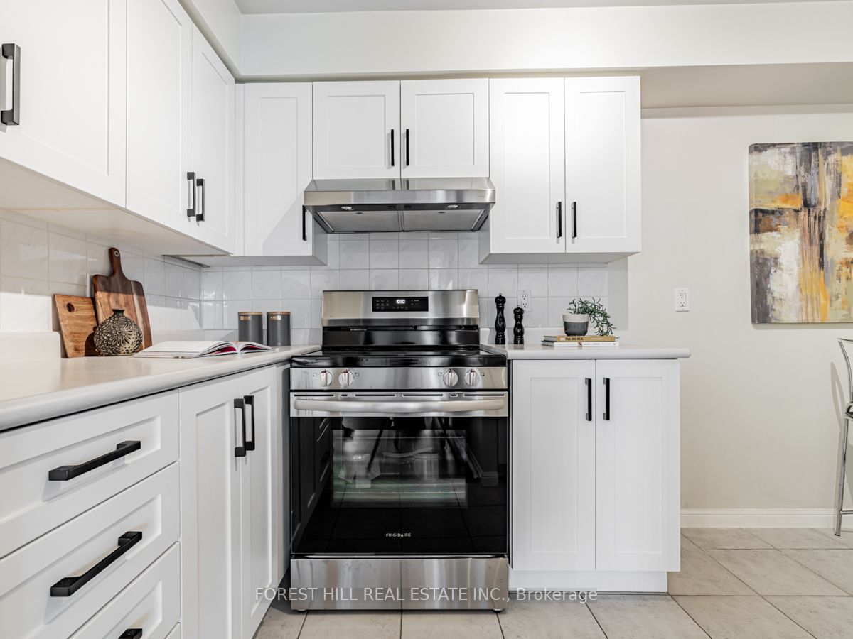 398 Eglinton Ave E, #706