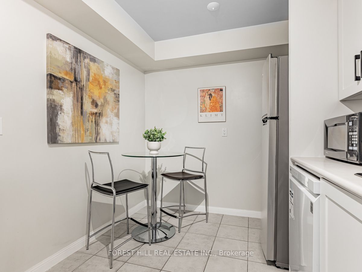 398 Eglinton Ave E, #706