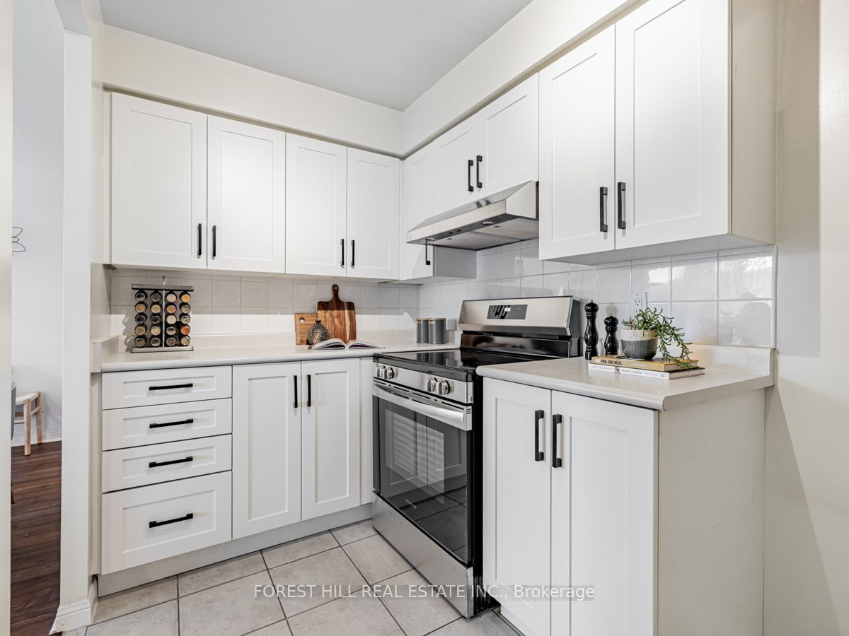 398 Eglinton Ave E, #706