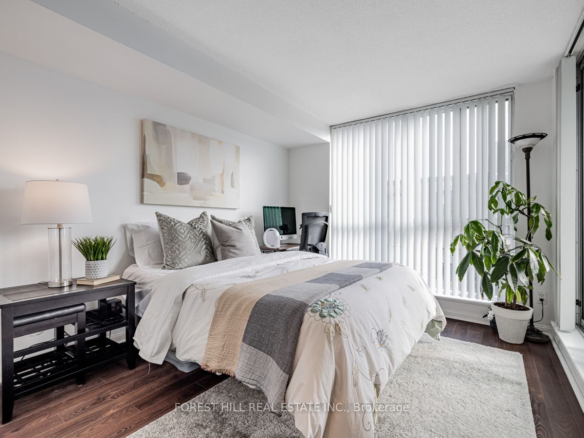 398 Eglinton Ave E, #706