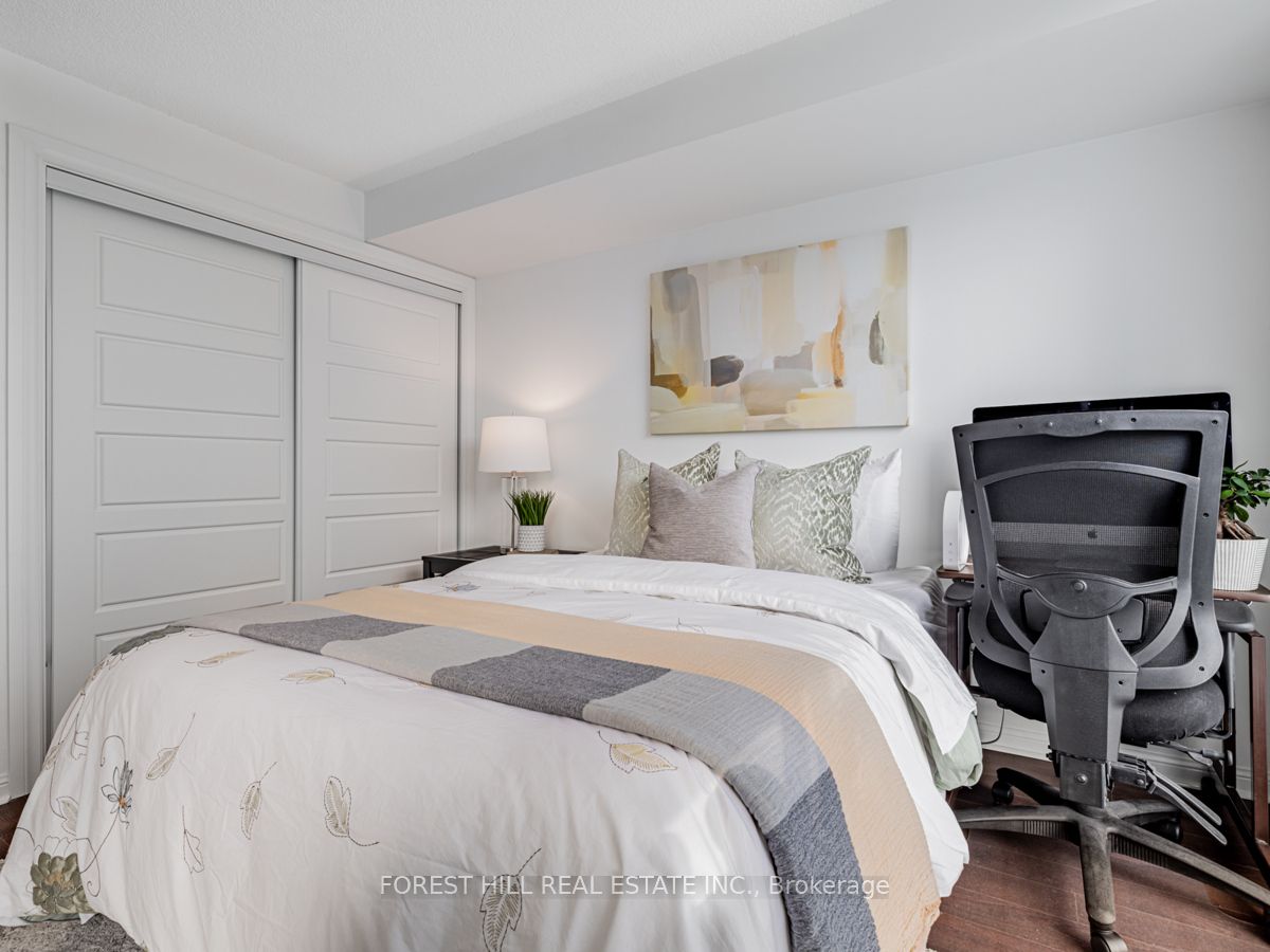 398 Eglinton Ave E, #706