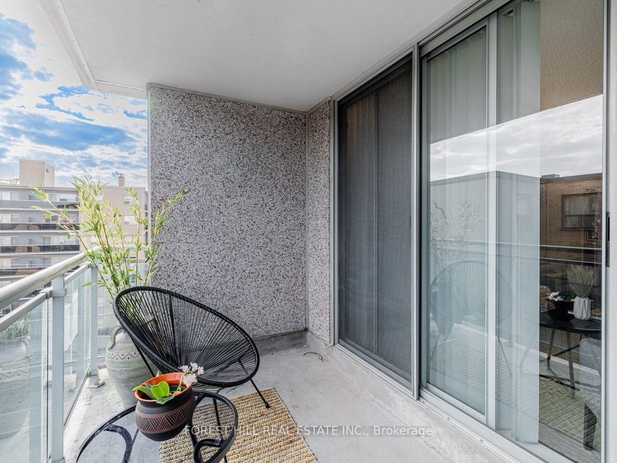 398 Eglinton Ave E, #706