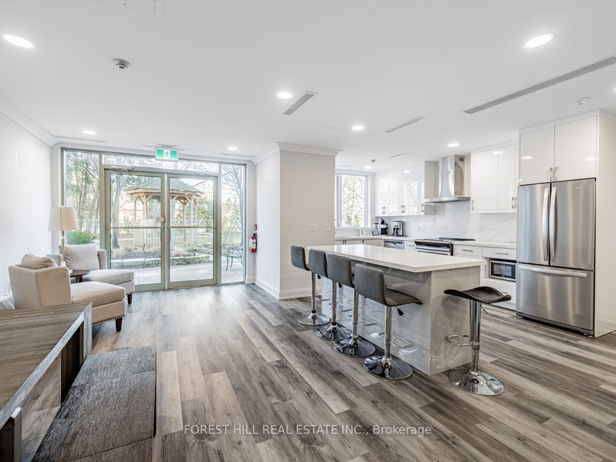 398 Eglinton Ave E, #706