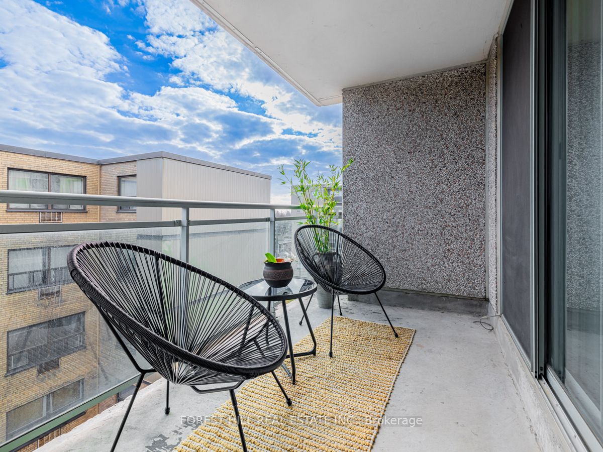 398 Eglinton Ave E, #706