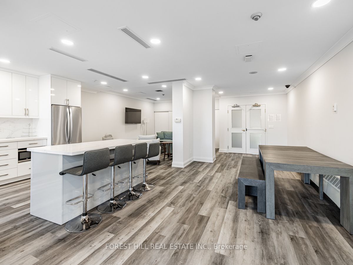 398 Eglinton Ave E, #706