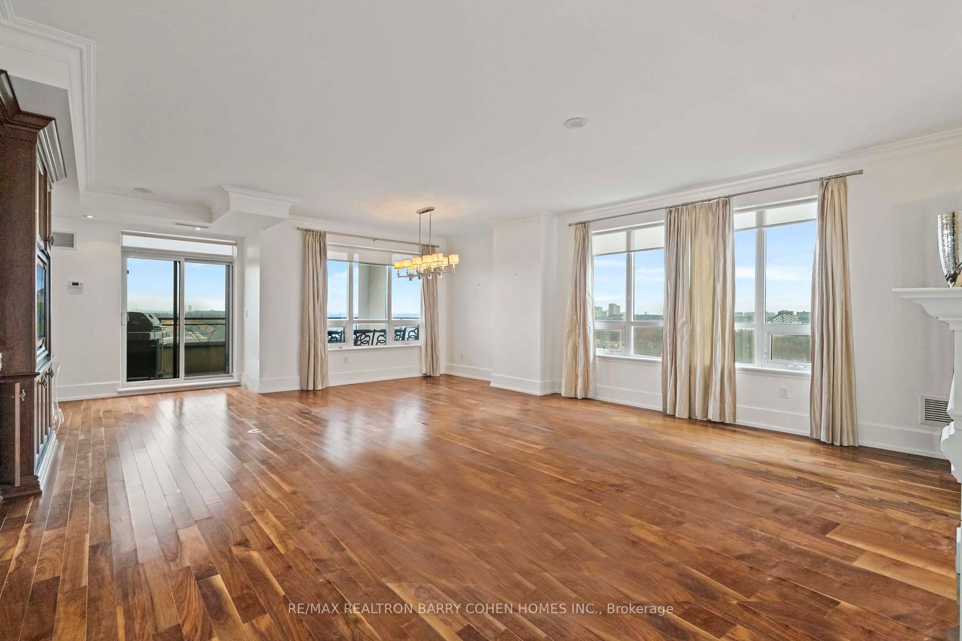 662 Sheppard Ave E, #805c