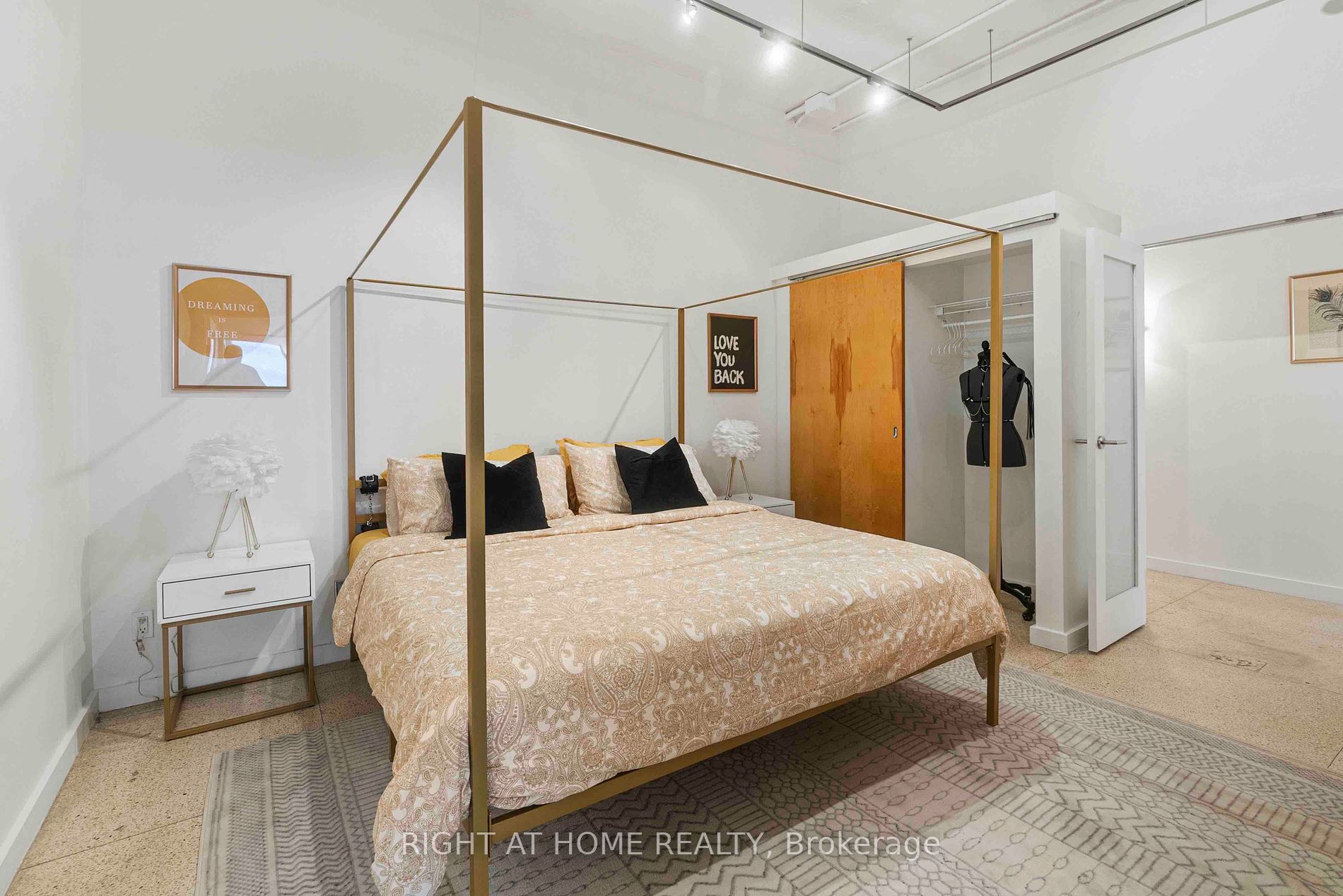 365 Dundas St E, #102