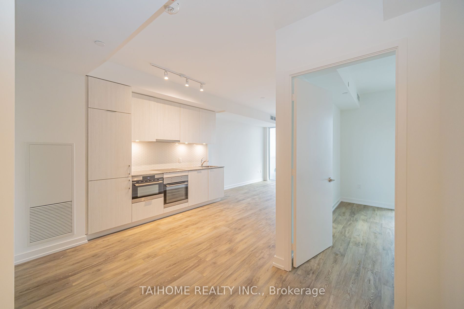 158 Front Street E #813