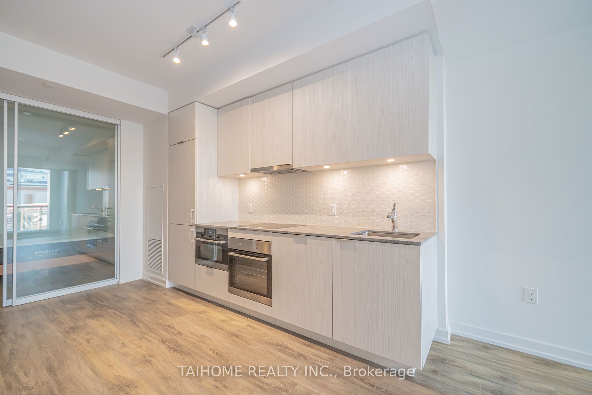 158 Front Street E #813