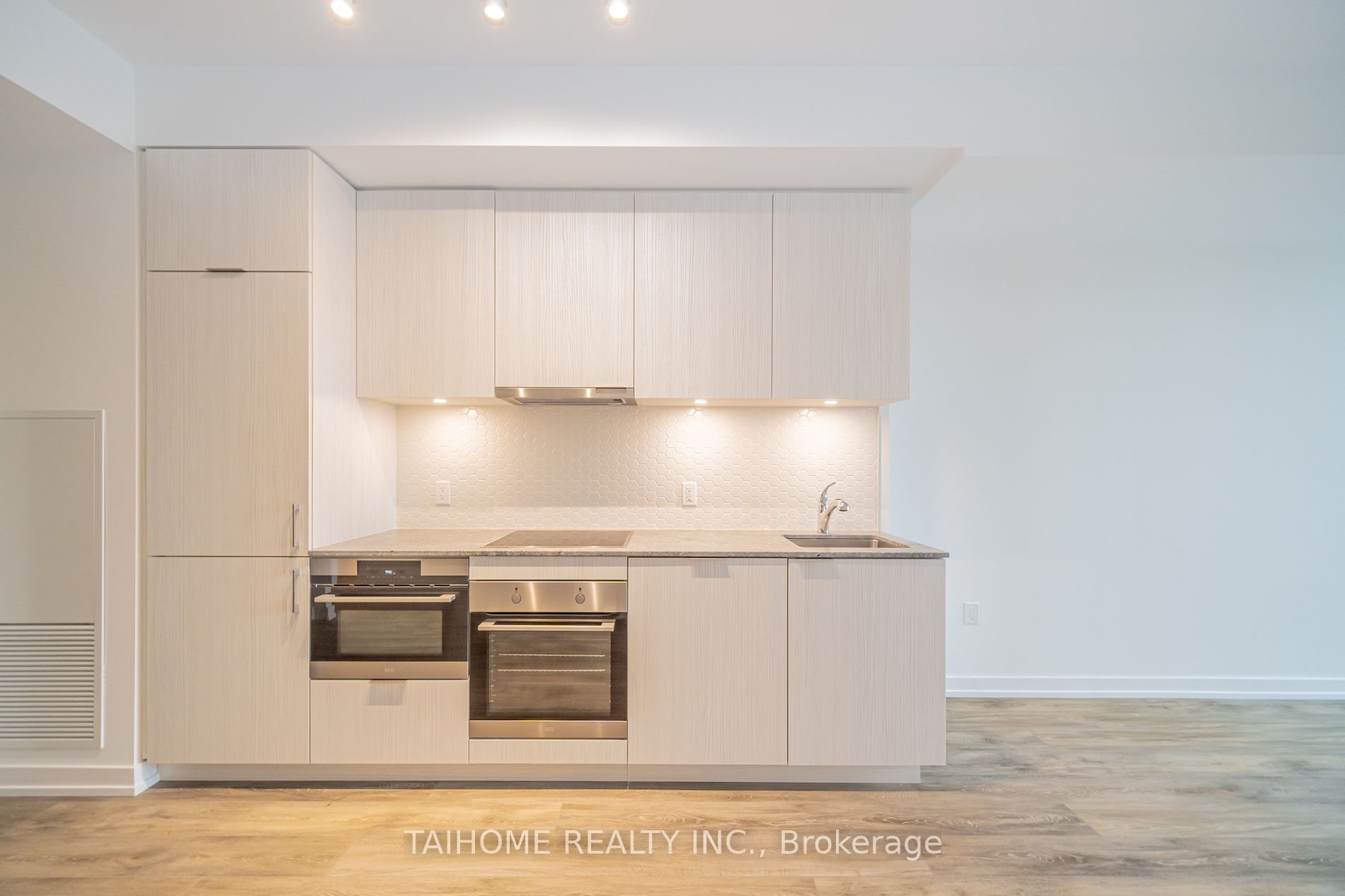 158 Front Street E #813