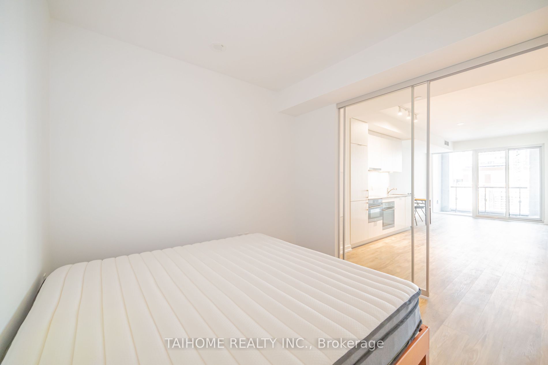 158 Front Street E #813