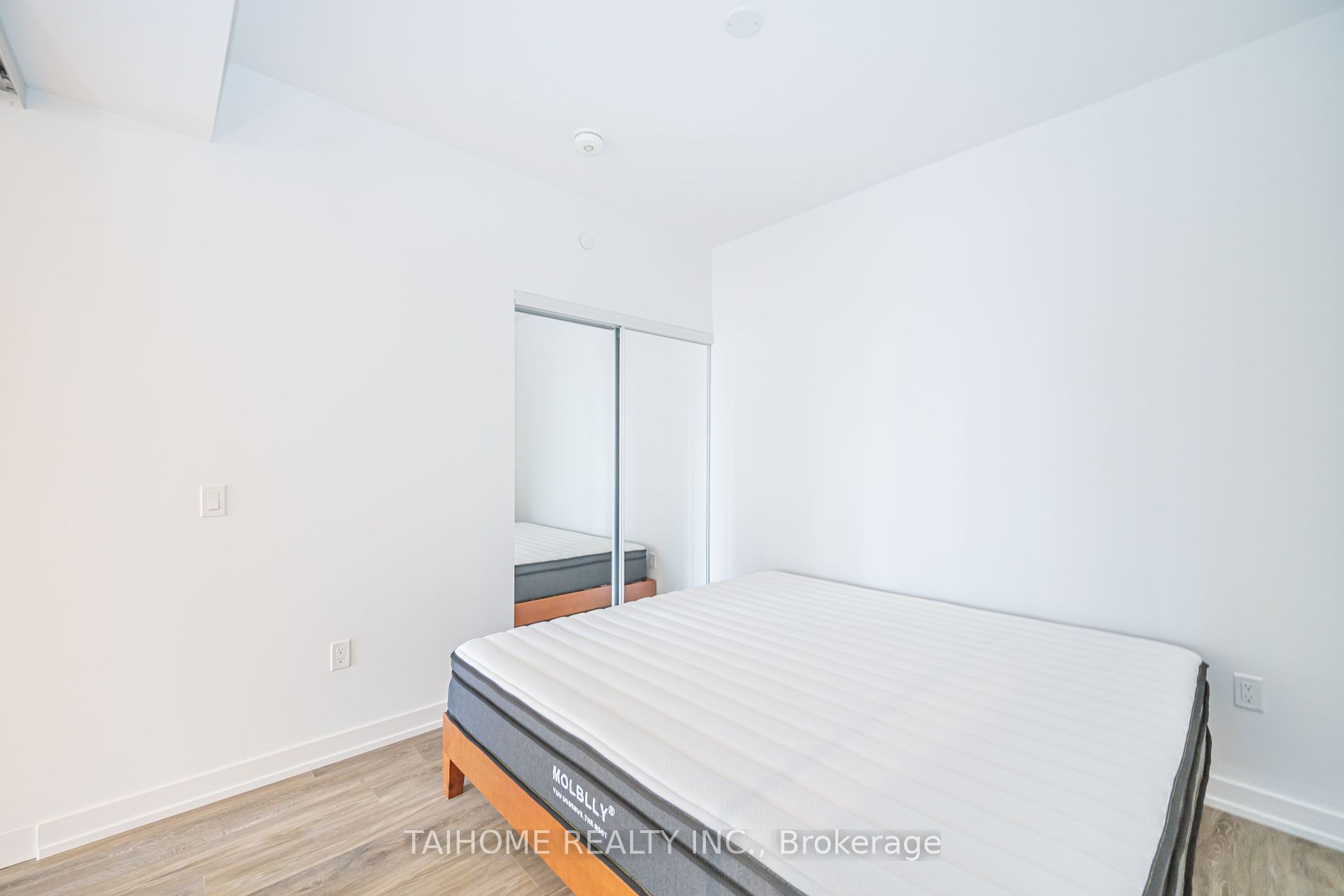 158 Front Street E #813