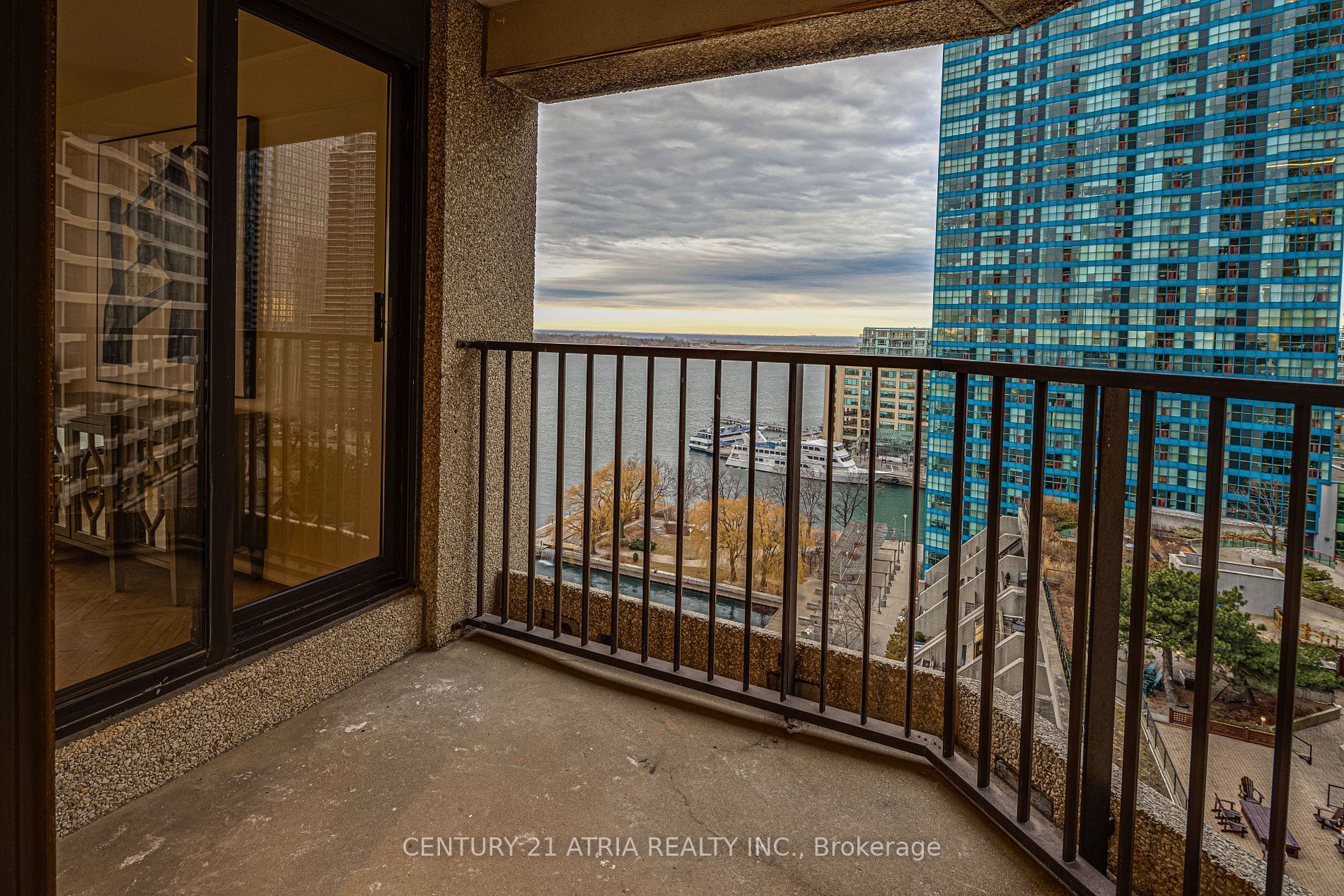 65 Harbour Sq, #1401