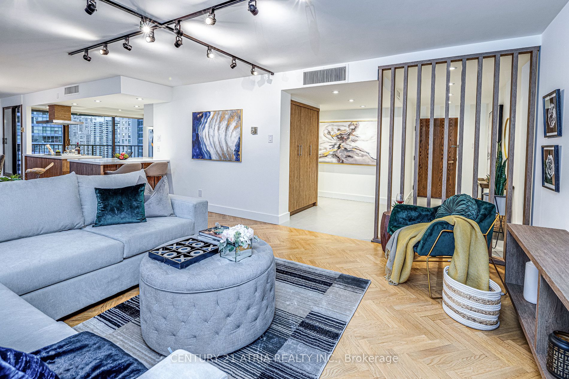 65 Harbour Sq, #1401