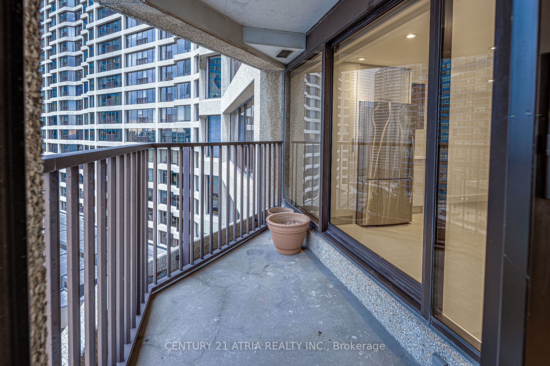 65 Harbour Sq, #1401