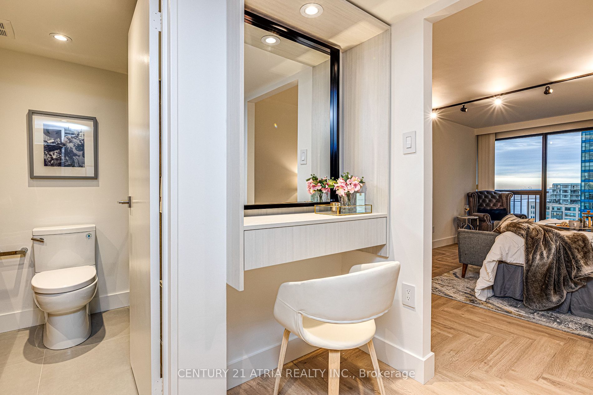 65 Harbour Sq, #1401