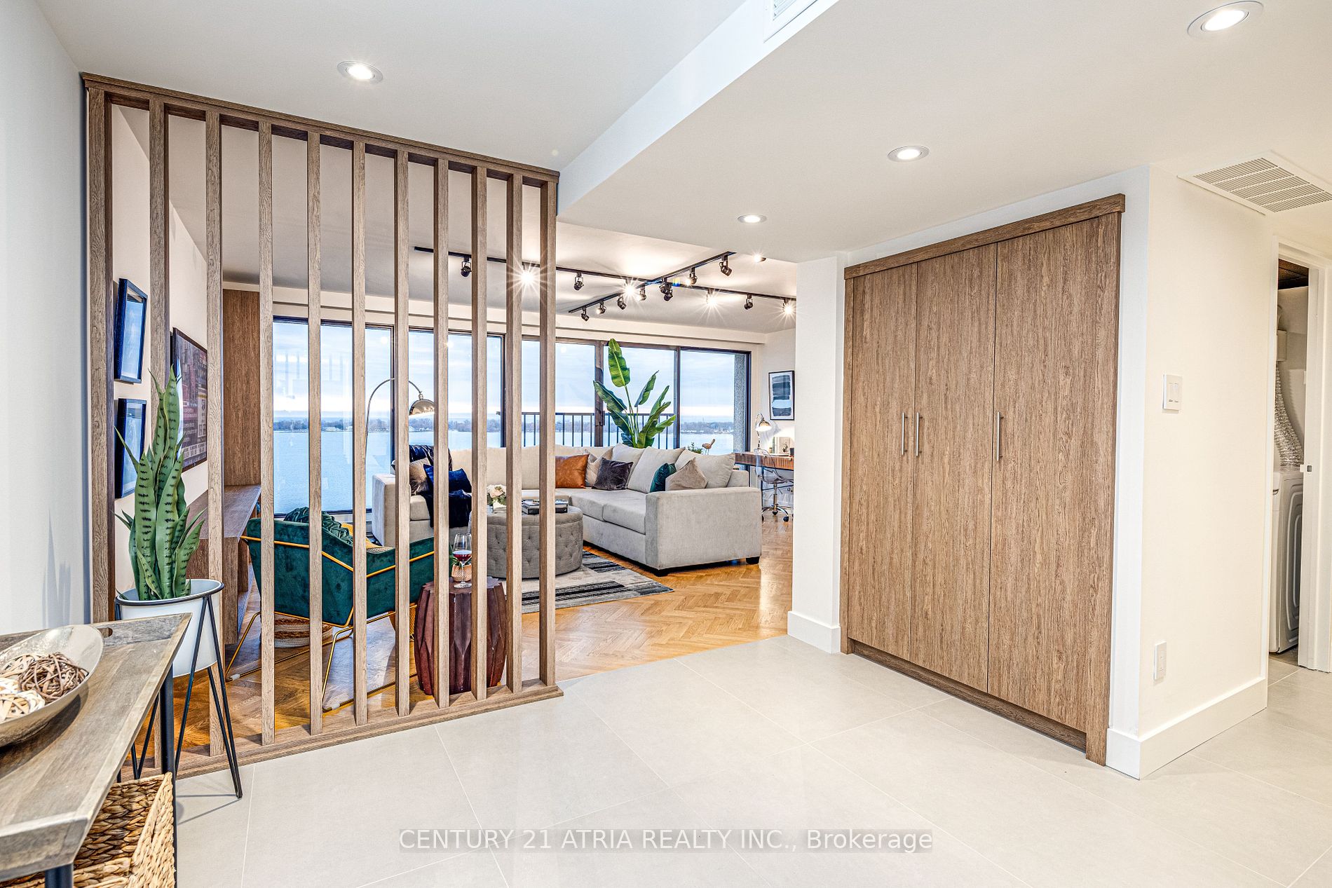 65 Harbour Sq, #1401