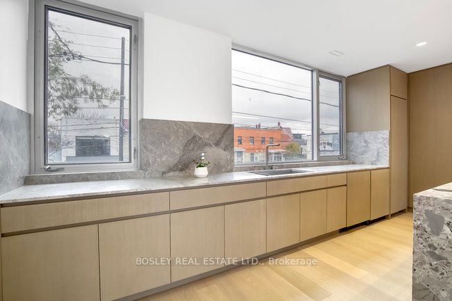 899 Dundas Street W