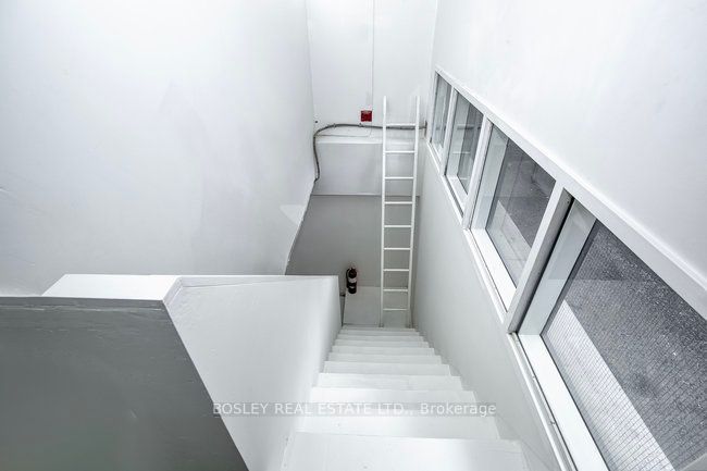 899 Dundas Street W