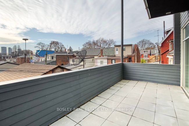 899 Dundas Street W