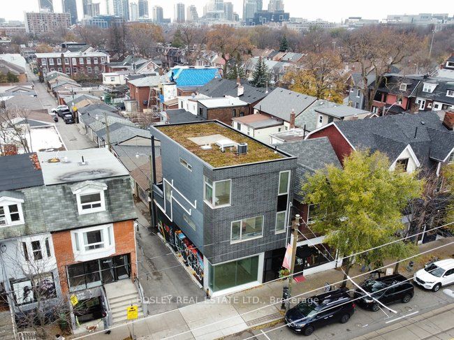 899 Dundas Street W