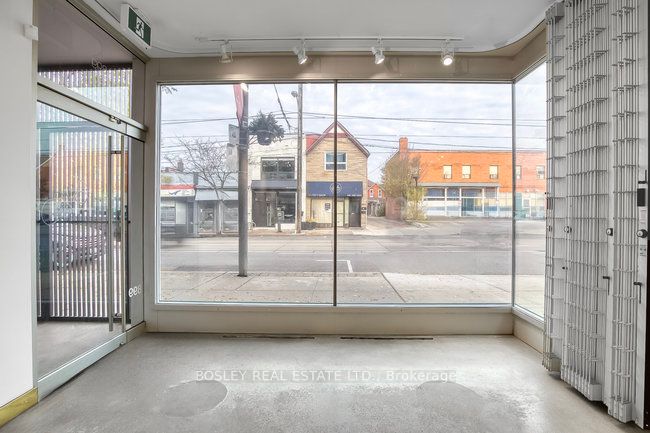 899 Dundas Street W