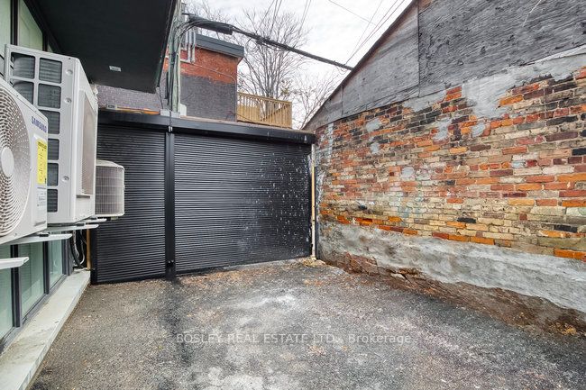 899 Dundas Street W