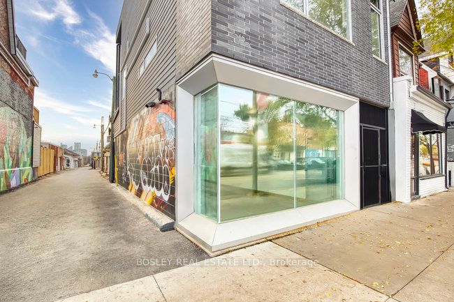 899 Dundas Street W