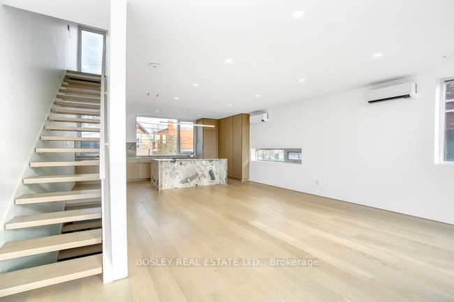 899 Dundas Street W