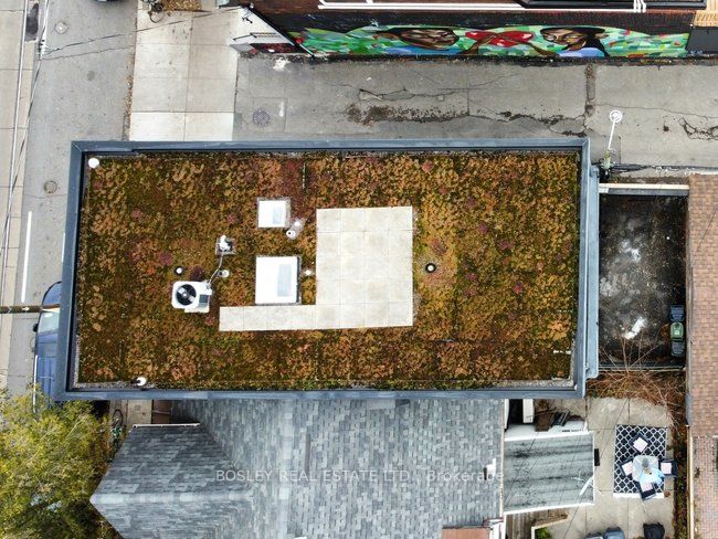 899 Dundas Street W