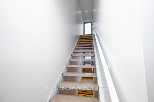 899 Dundas Street W