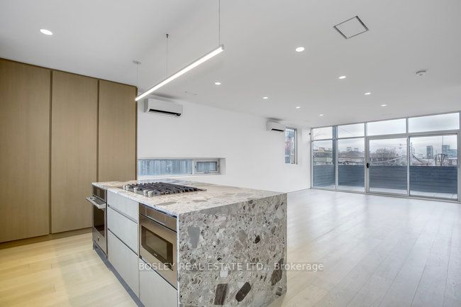 899 Dundas Street W