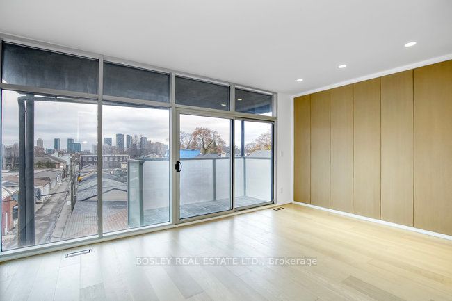 899 Dundas Street W