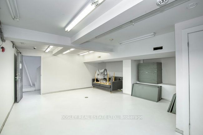 899 Dundas Street W