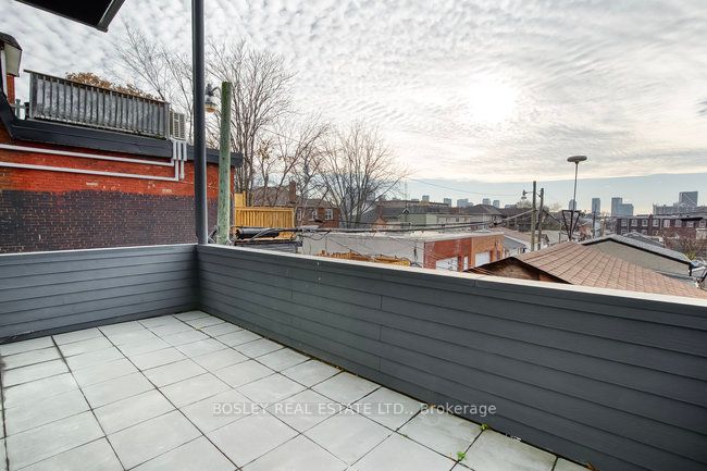 899 Dundas Street W