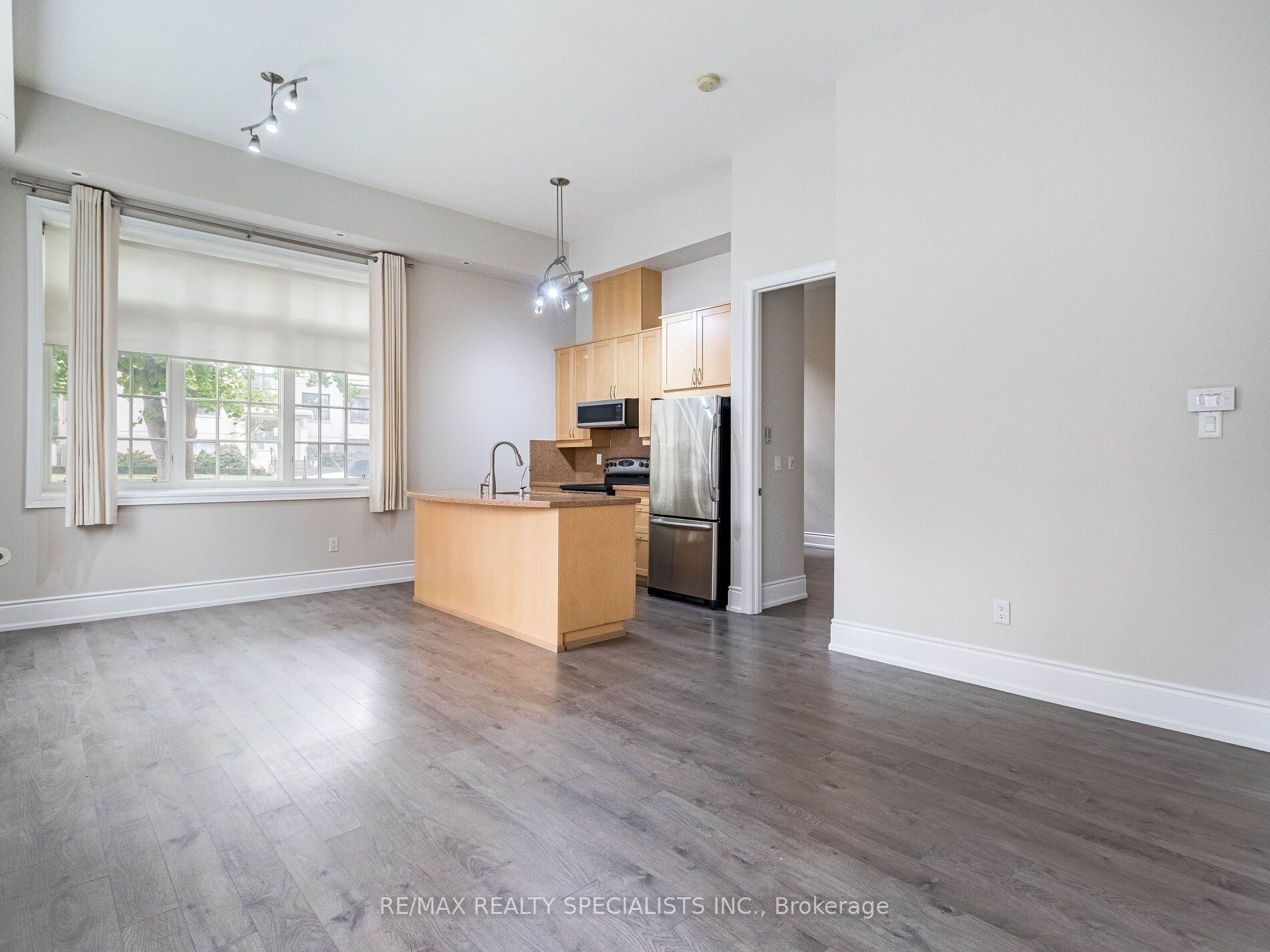 1111 Avenue Rd, #102