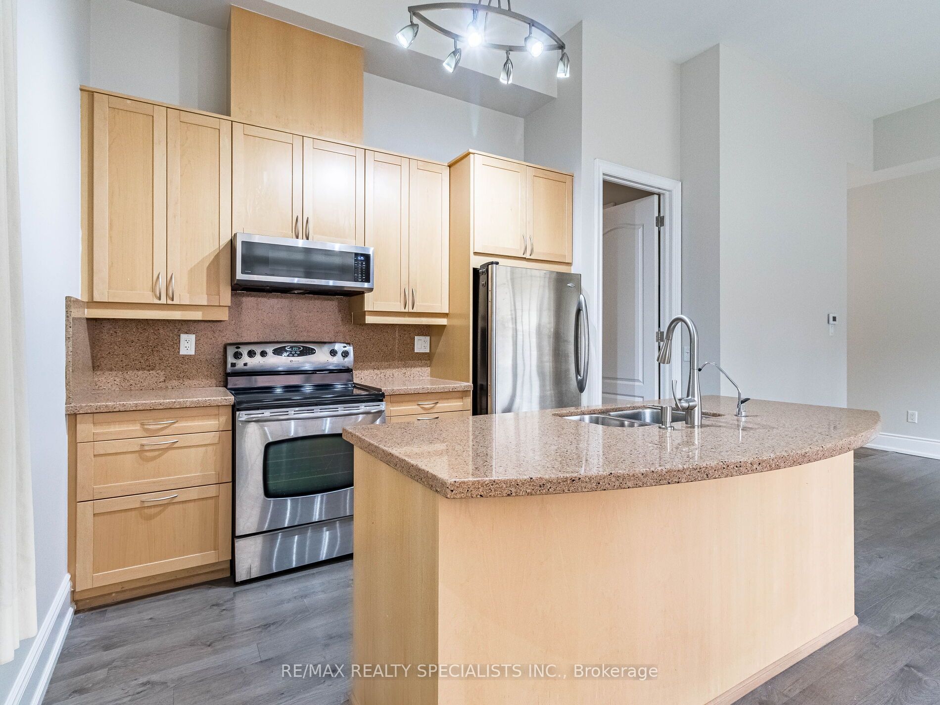1111 Avenue Rd, #102