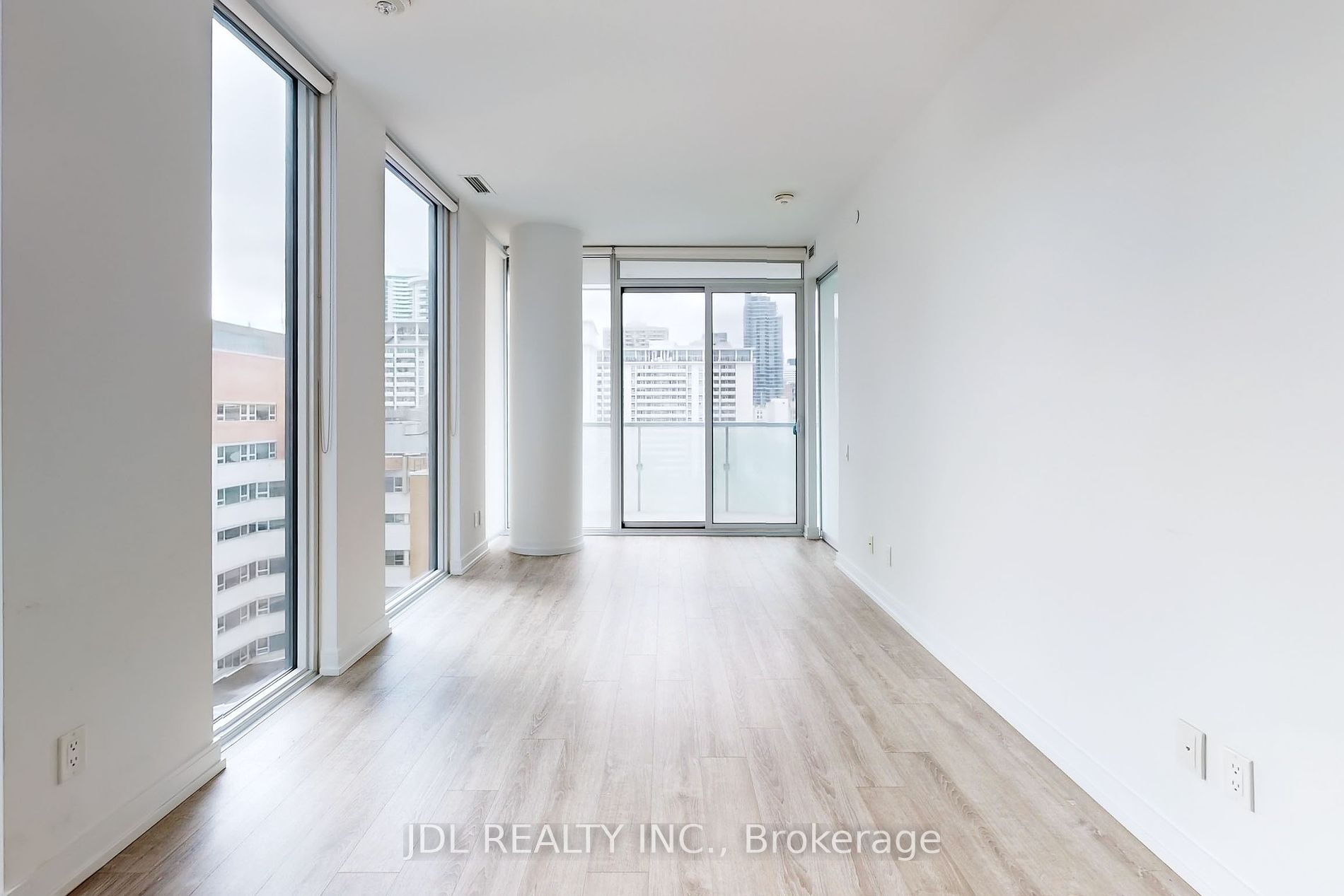 28 Wellesley St E, #804