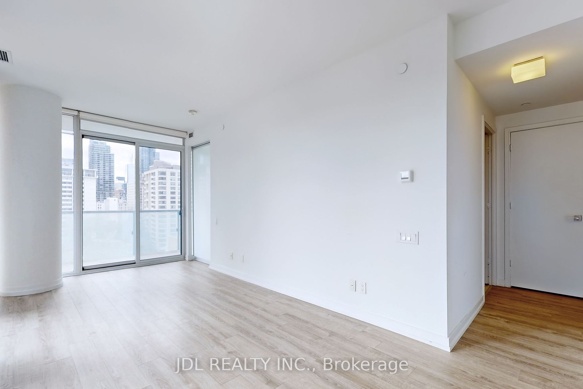 28 Wellesley St E, #804
