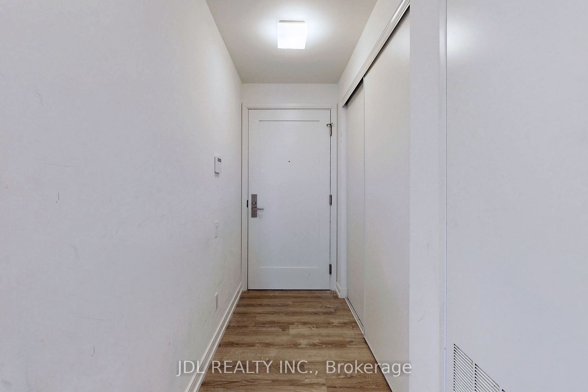 28 Wellesley St E, #804