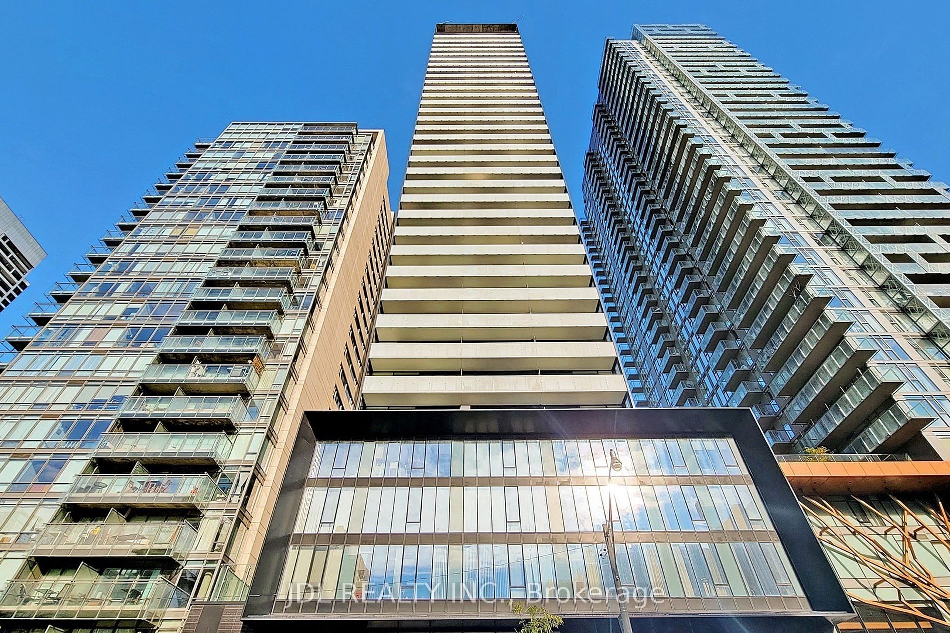 28 Wellesley St E, #804