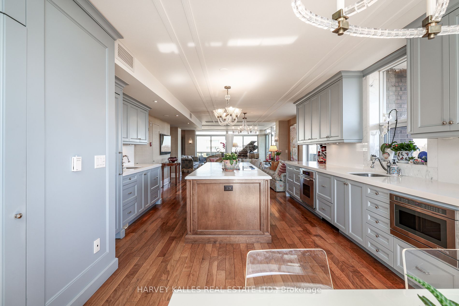 2600 Bathurst Street, #801
