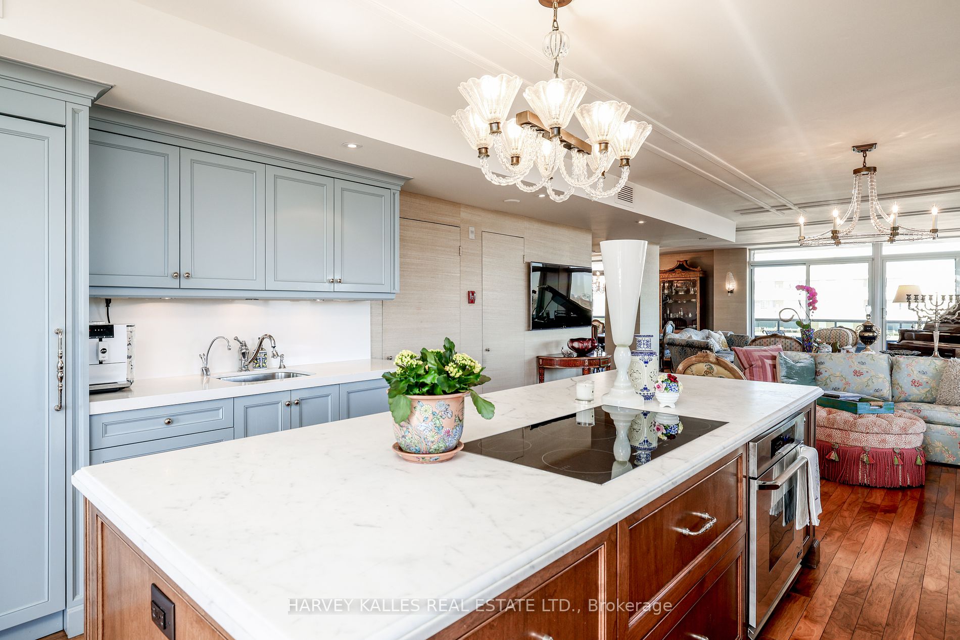 2600 Bathurst Street, #801