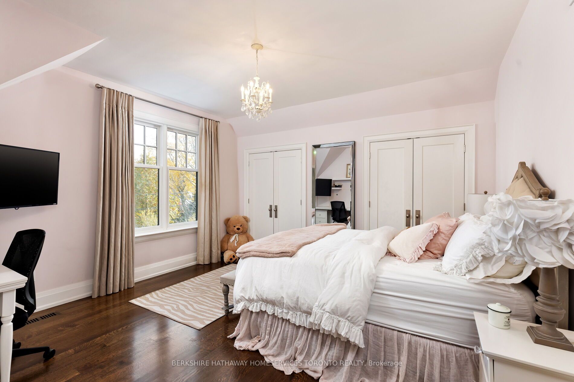 244 Yonge Boulevard
