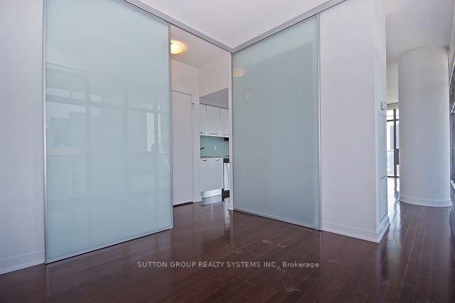 33 Charles Street E, #1609